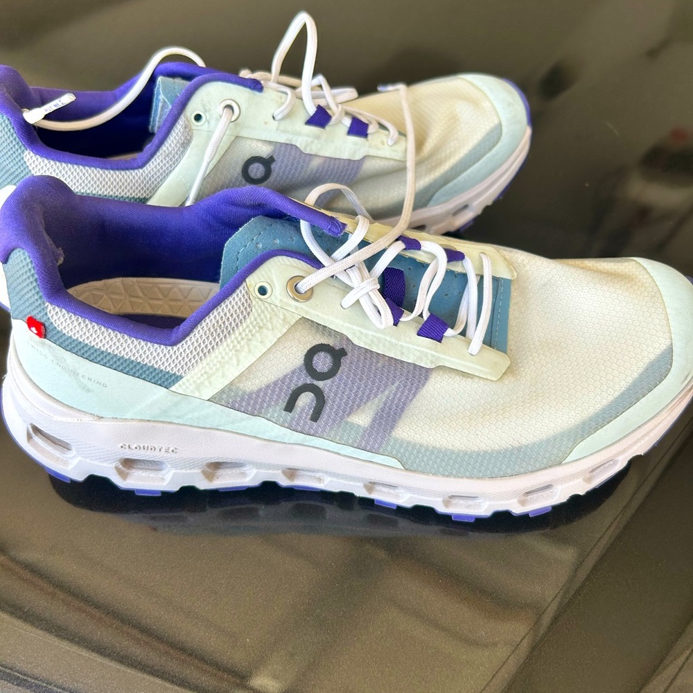 Onclouds Women 8.5 purple & white